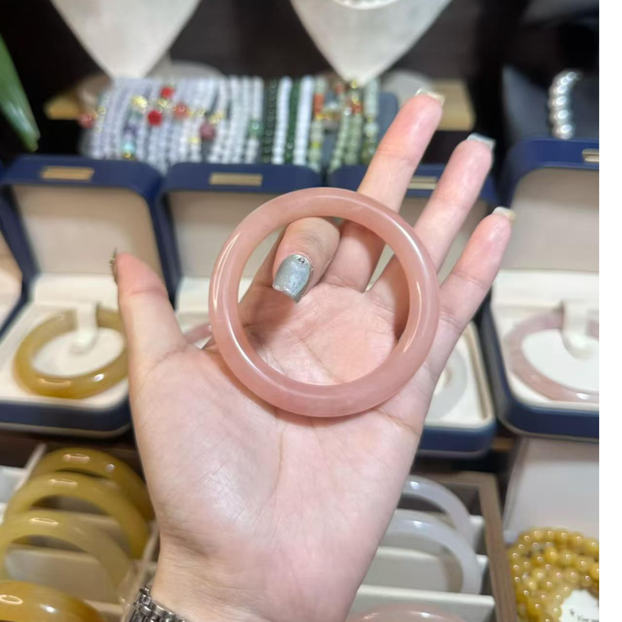 石英岩玉手镯龙纹桃花金丝玉手镯