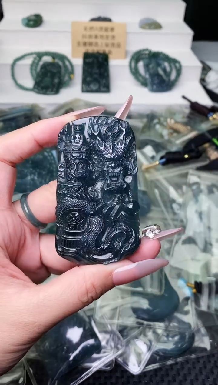 颈饰未镶嵌翡翠 