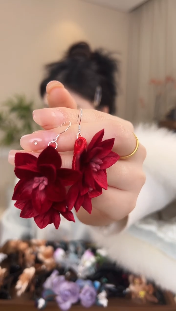 刺绣红色绒花耳环