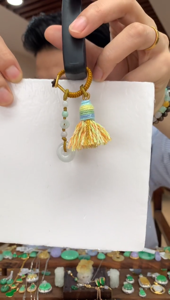 翡翠挂件未镶嵌平安扣