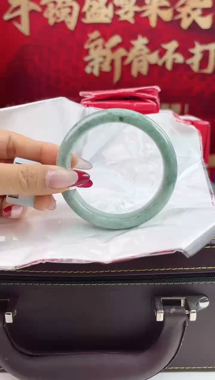 【闪购商品】翡翠手镯未镶嵌1翡翠手镯（微瑕）