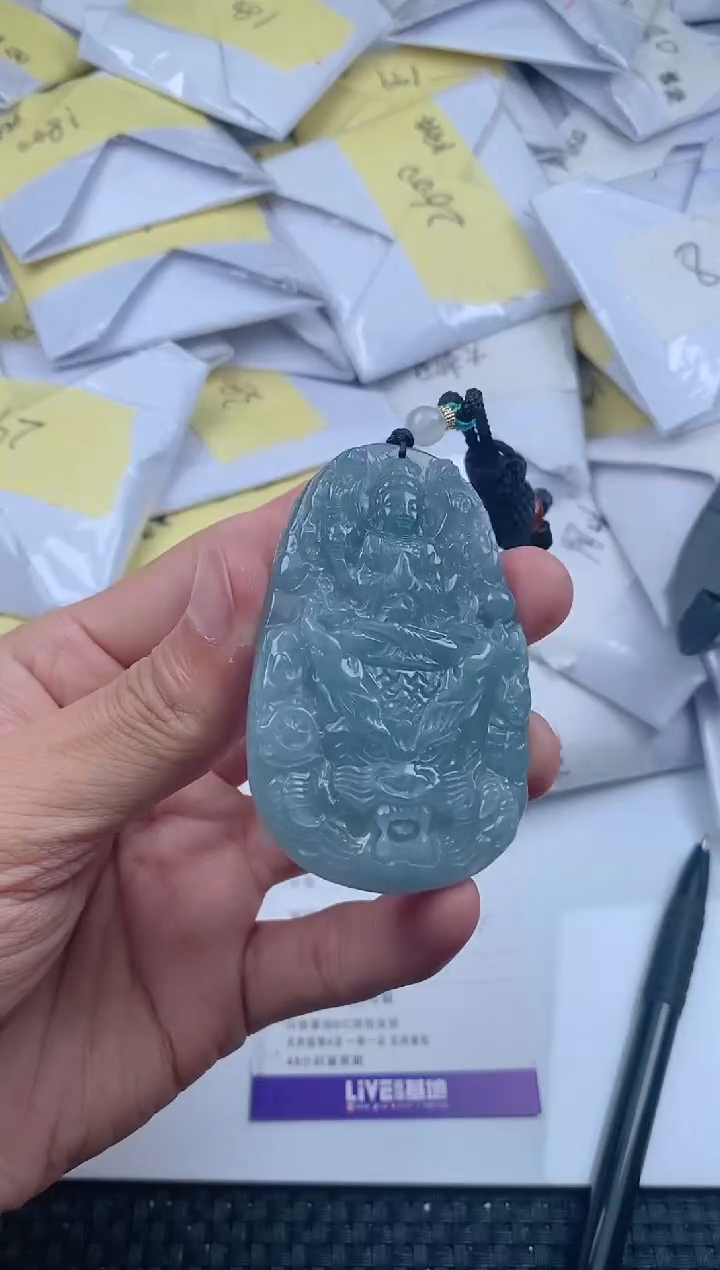 翡翠未镶嵌颈饰          