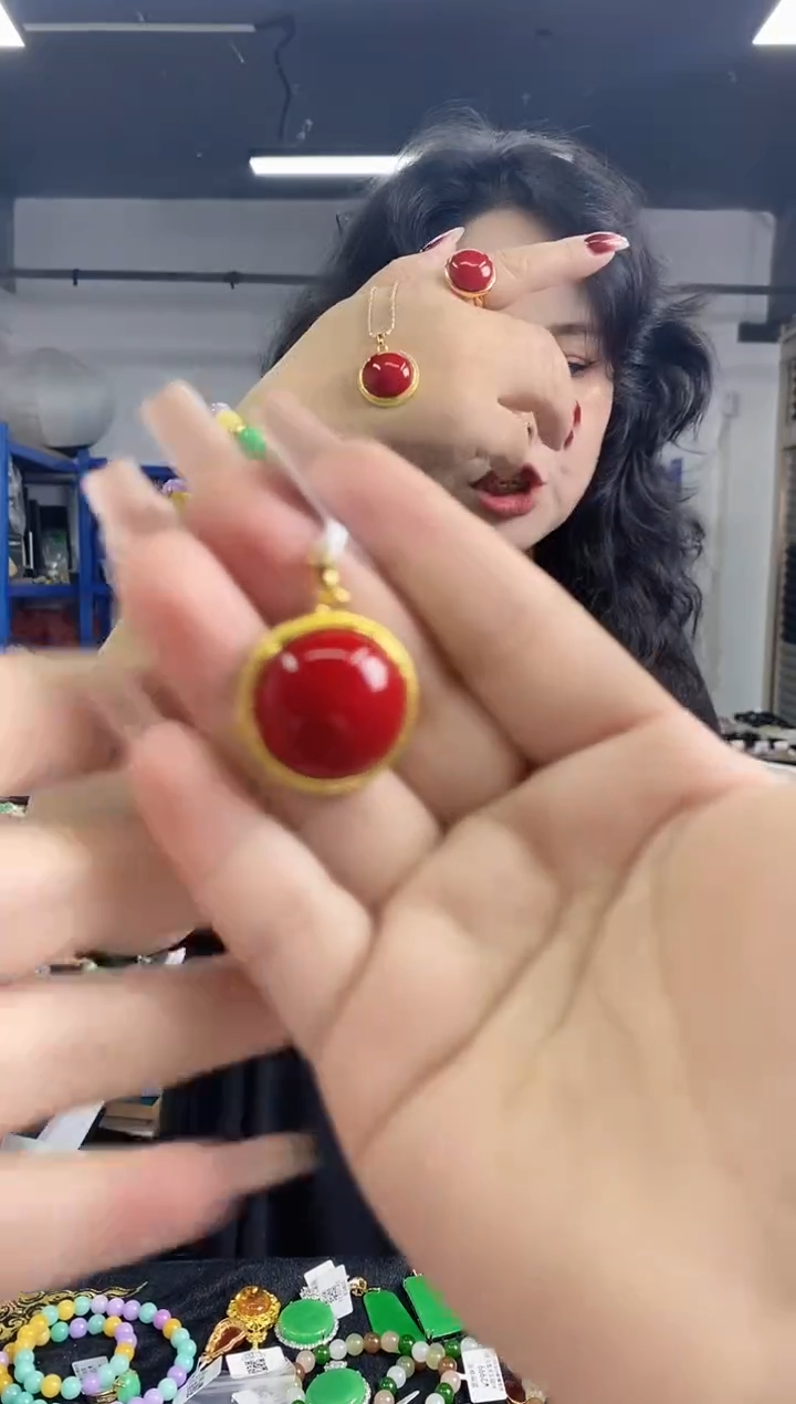 玛瑙/玉髓吊坠未镶嵌多样性发其一，颜色微差