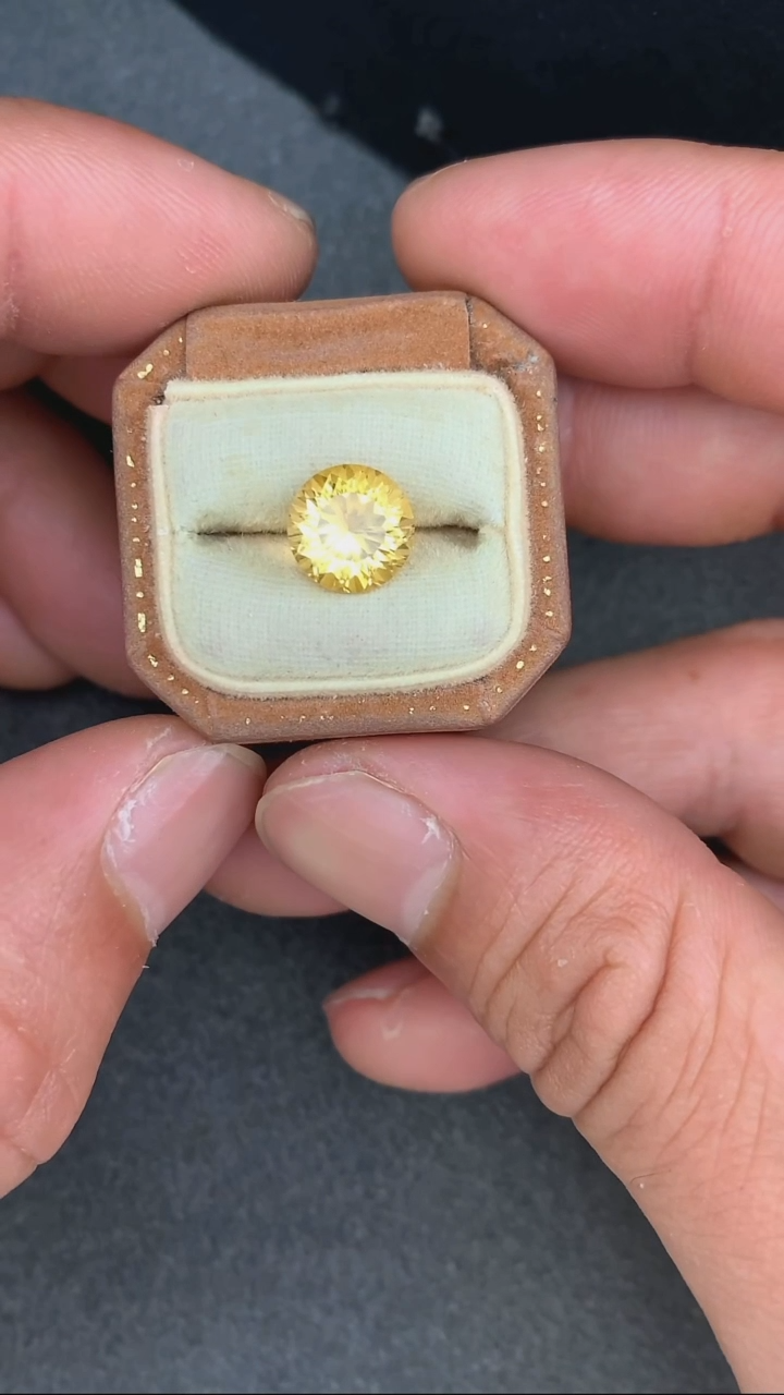 未镶嵌项链水晶2.67克拉