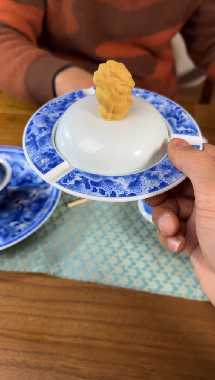 妙色 青花狮钮带盖烟灰缸