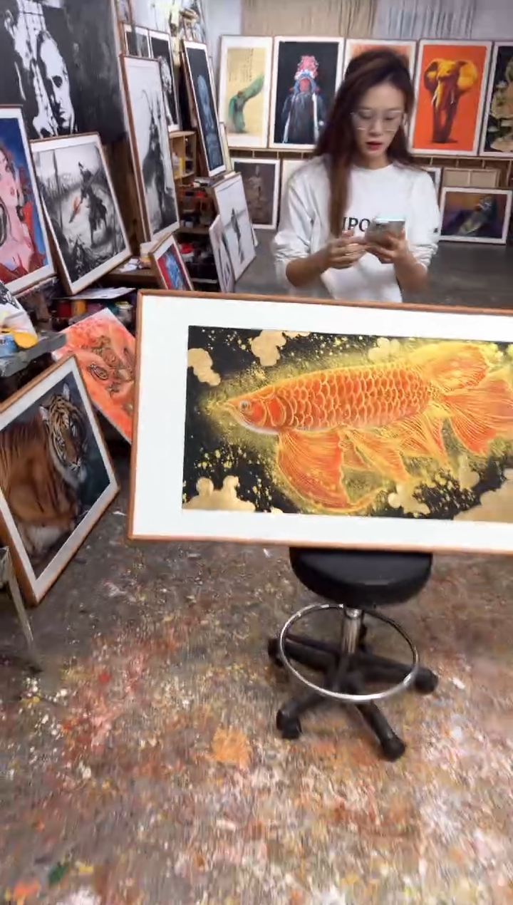 丙烯画兜****面丫丫红色龙鱼精装