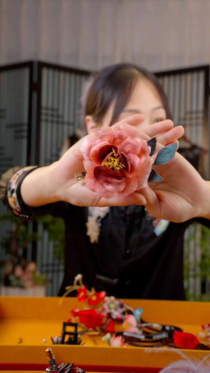 刺绣浅***?非遗绒花手工饰品懒人夹