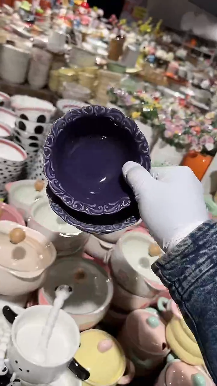 陶瓷2个紫色浮雕碗微瑕 凑满20元包邮