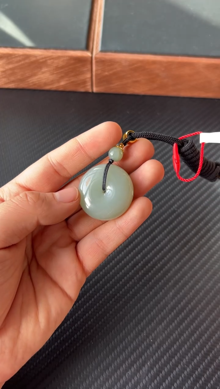 【闪购商品】和田玉吊坠(赠链)未镶嵌且末微色差近矿