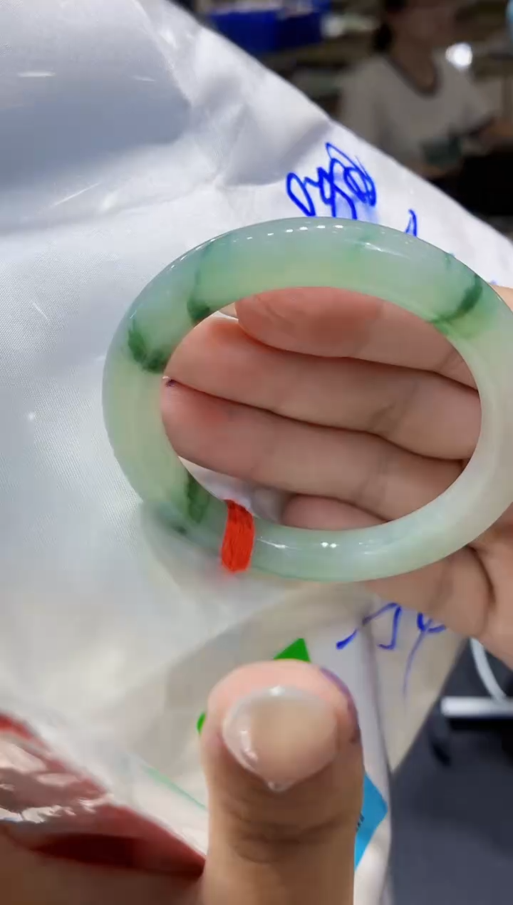 翡翠手镯未镶嵌翡翠手镯