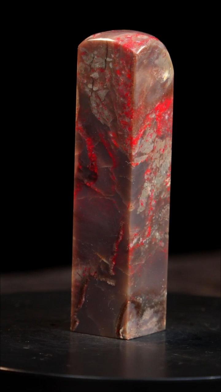 昌化石牛角冻鸡血石