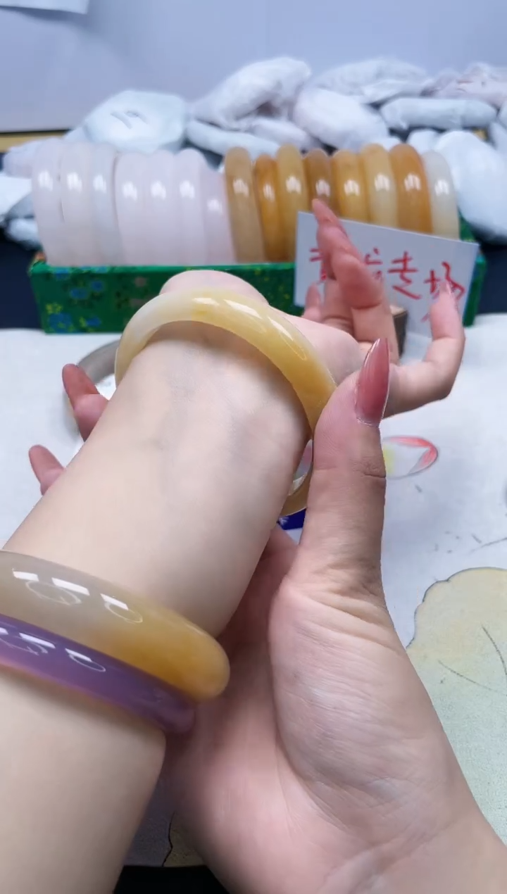 【闪购商品】石英质玉手镯未镶嵌19/61.4