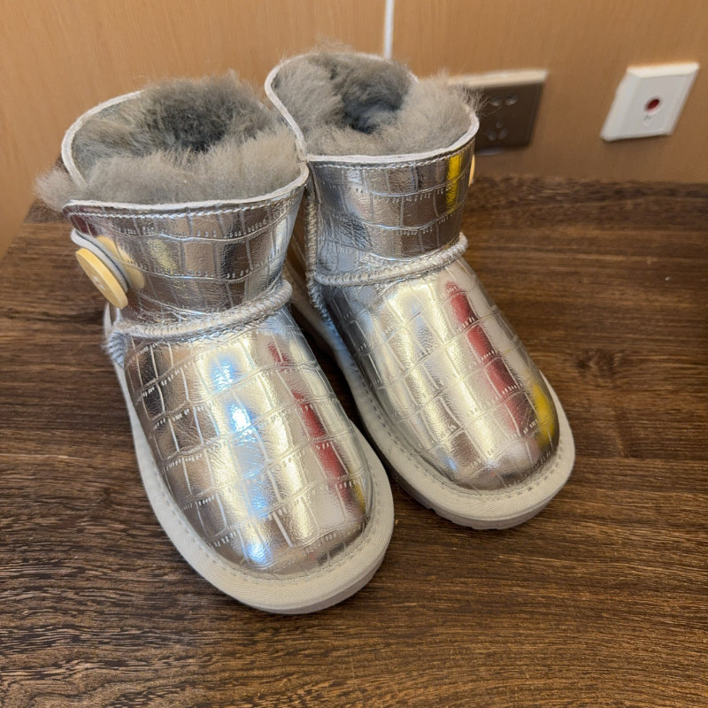 令佳童装真皮儿童皮毛保暖扣子时尚百搭银色短筒雪地靴216