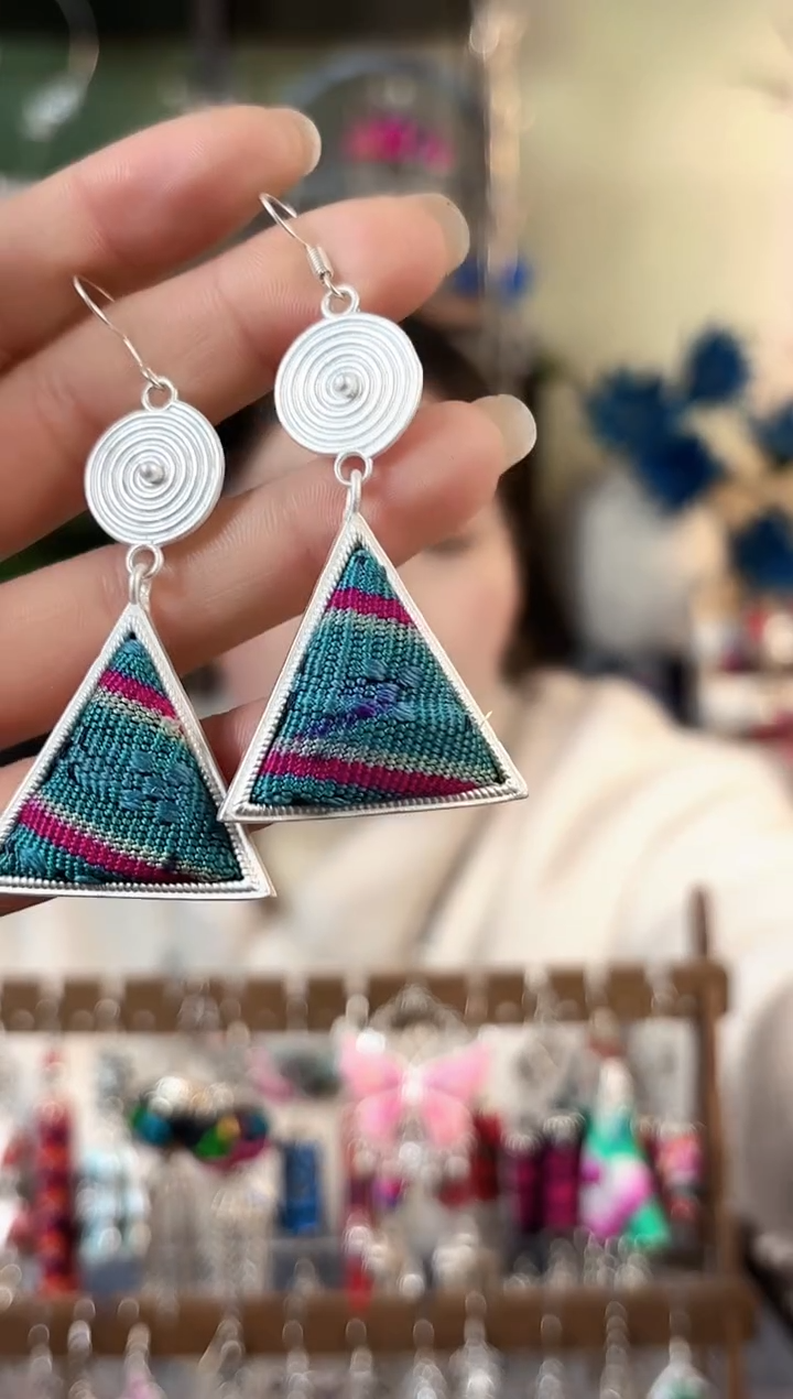 彩云南阁非遗老绣苗银饰品644