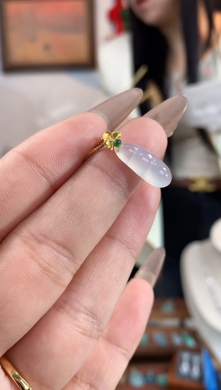 【闪购商品】翡翠吊坠(不含链)18K金镶嵌福豆