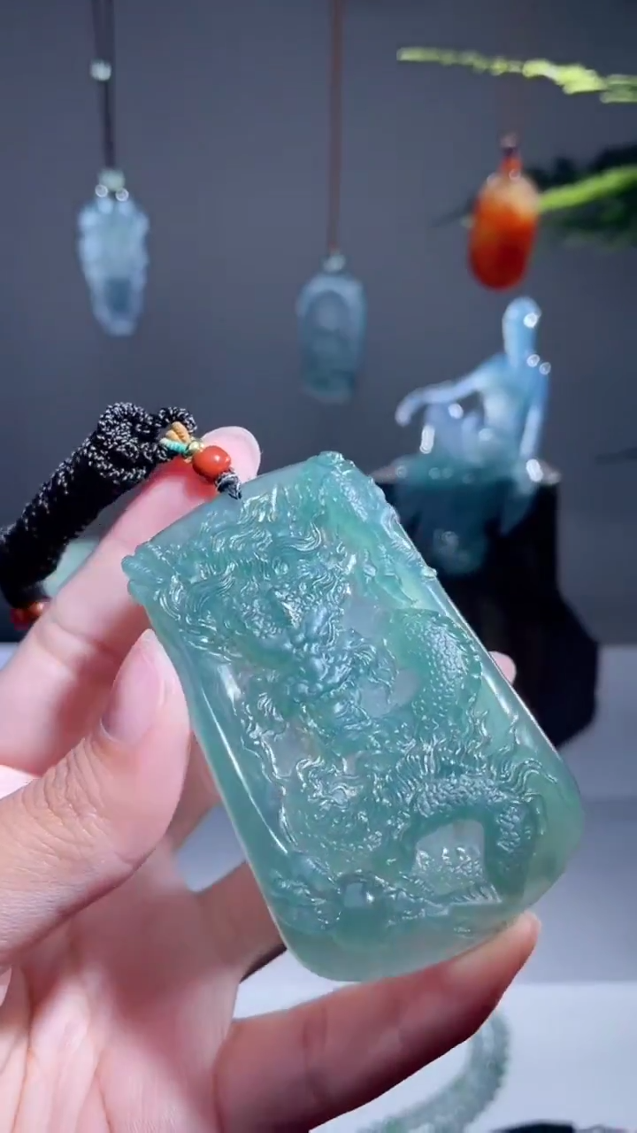 颈饰未镶嵌翡翠龙牌