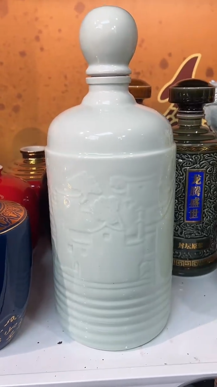 10斤影青色浮雕酒瓶