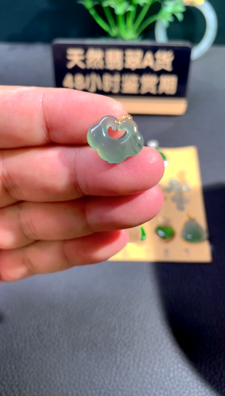 颈饰18K金镶嵌翡翠翡翠