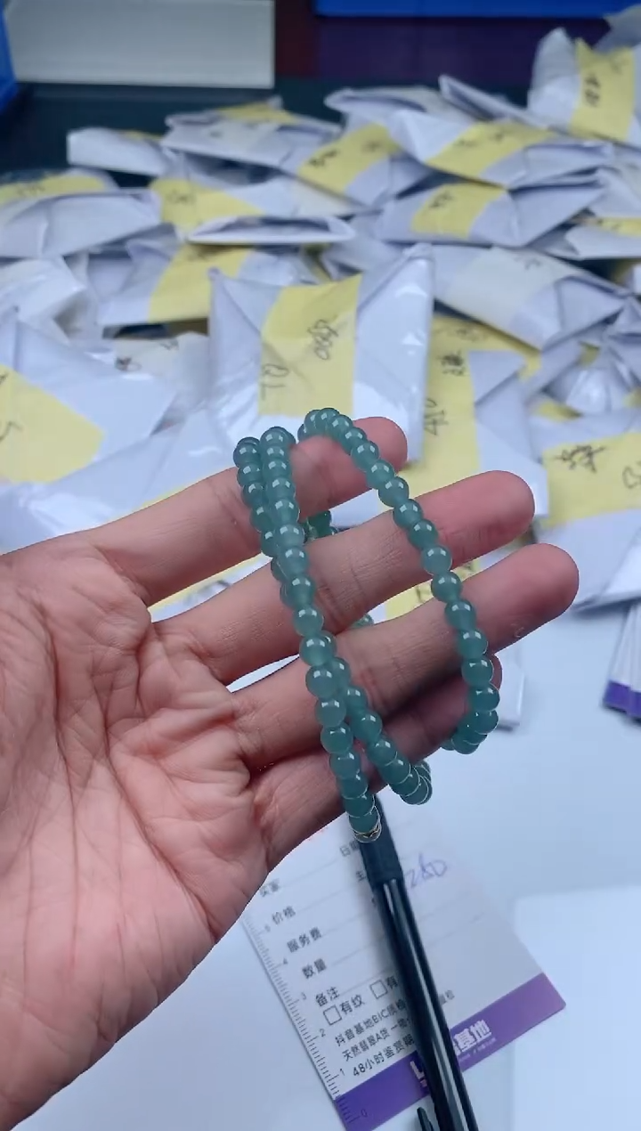 翡翠未镶嵌颈饰         