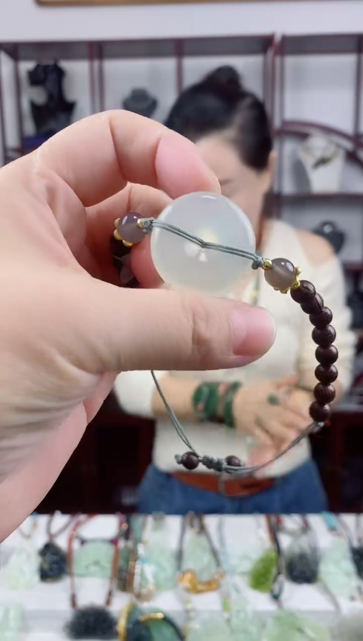 未镶嵌岫玉颈饰1