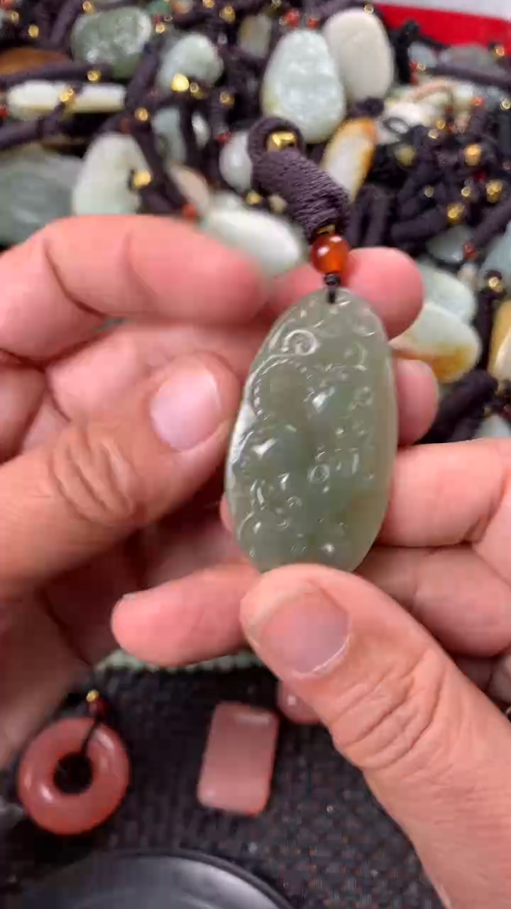 【闪购商品】和田玉颈饰未镶嵌多样性发货没有证书.拍一发一，有瑕