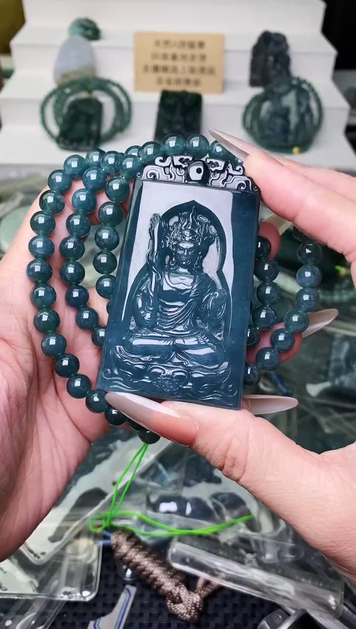 颈饰未镶嵌翡翠  