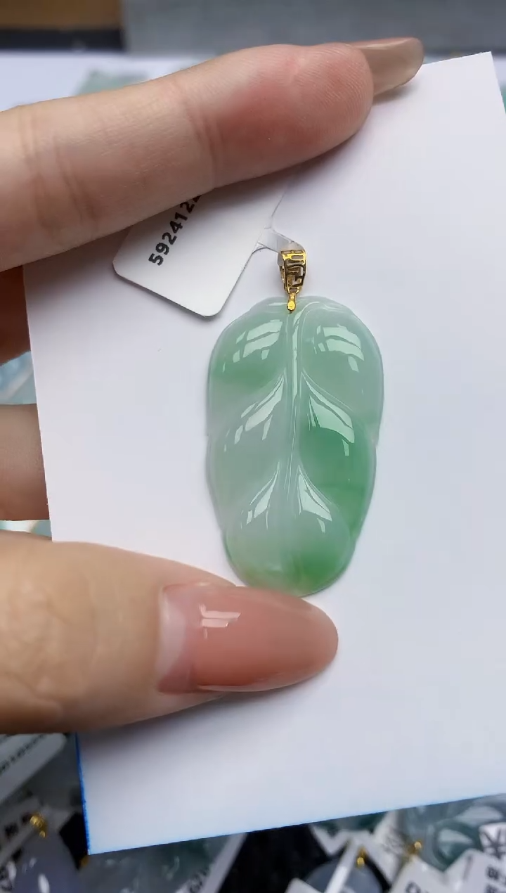 【闪购商品】翡翠挂件18K金镶嵌天然翡翠A货