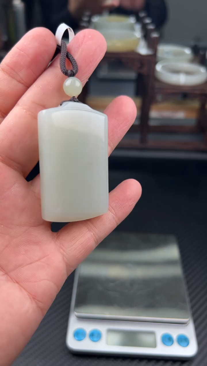 吊坠(赠链)未镶嵌和田玉且末微色差近矿吊坠