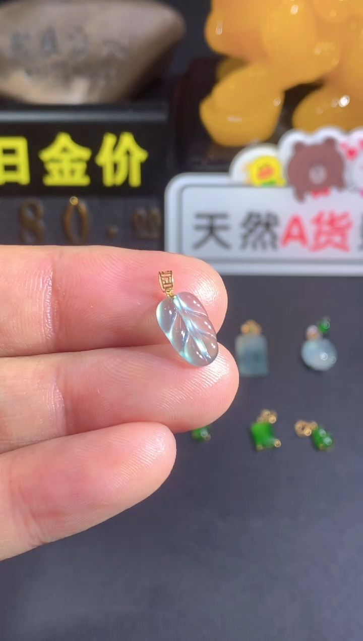 翡翠18K金镶嵌颈饰   