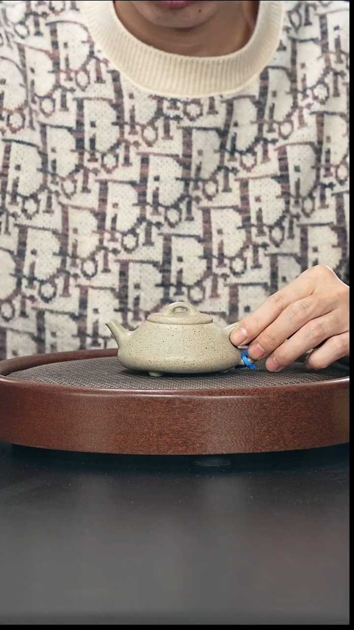 茶壶紫砂任瓢-黑段-全手工微微瑕-150cc