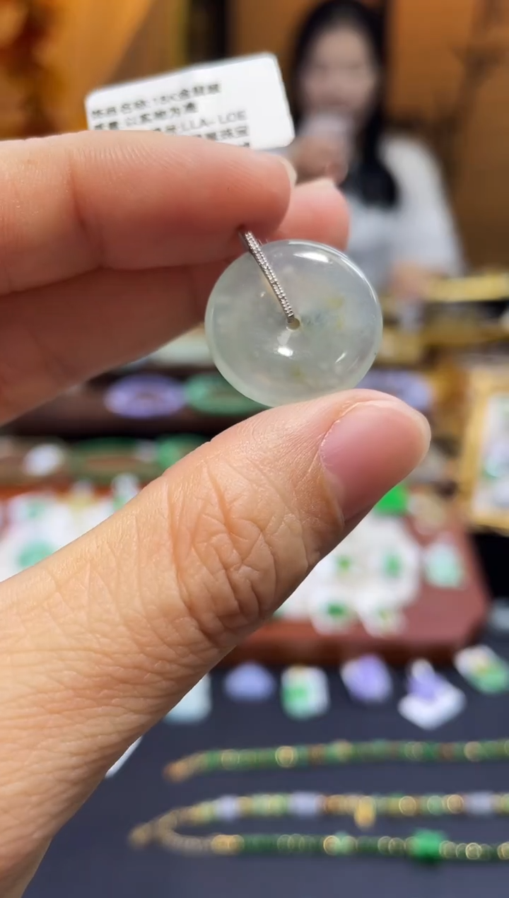 颈饰18K金镶嵌翡翠平安扣