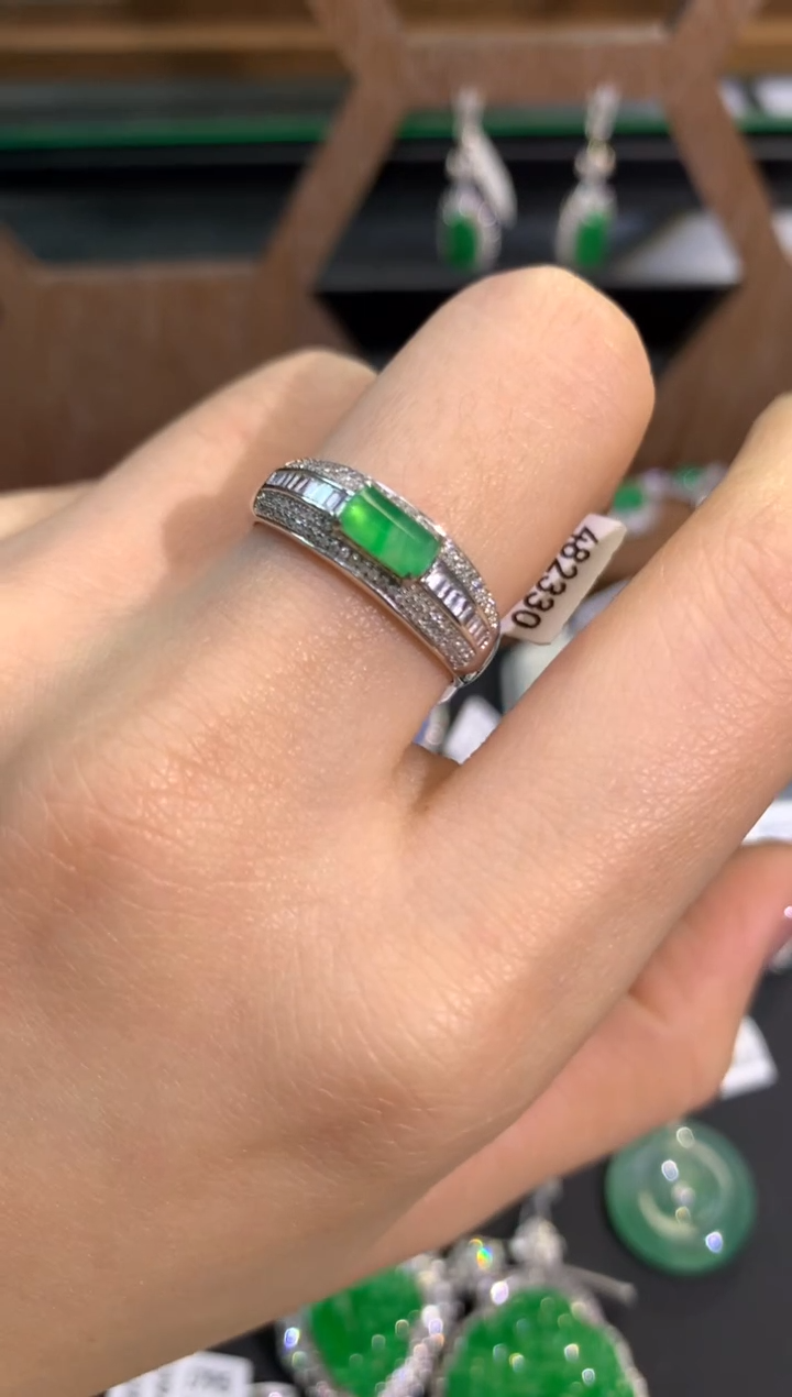 【闪购商品】翡翠吊坠(不含链)18K金镶嵌戒指