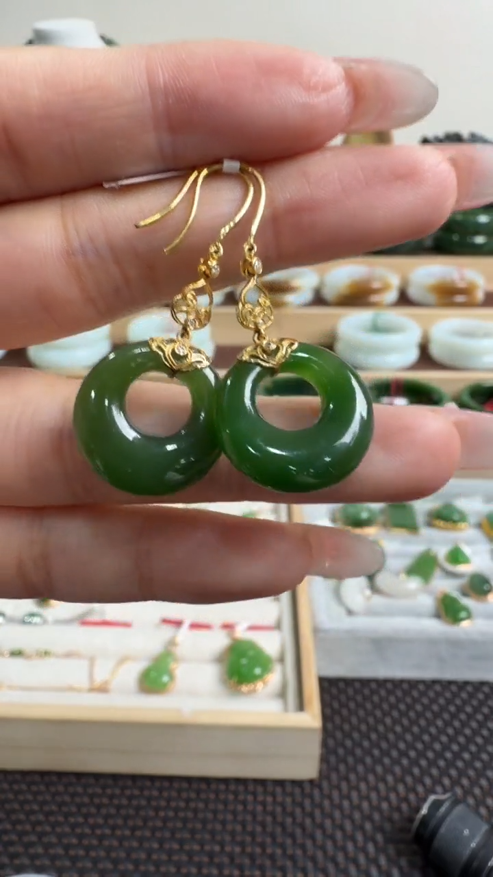 颈饰18K金镶嵌和田玉耳饰一对