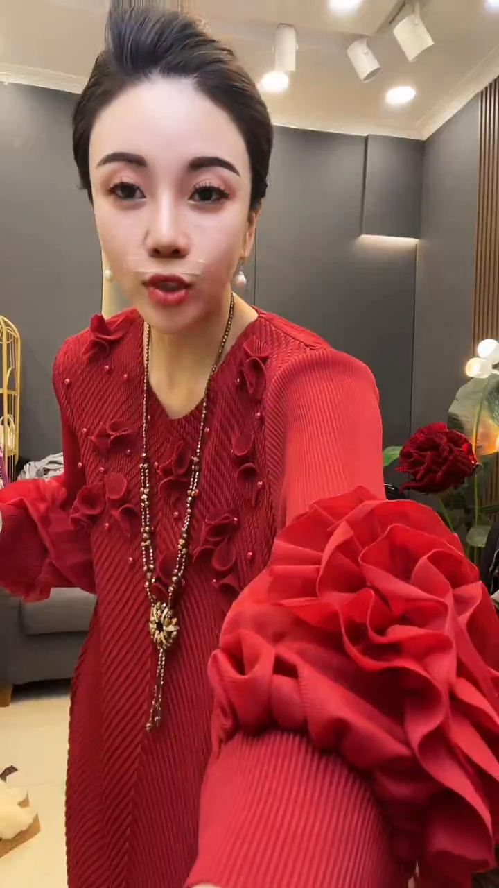 聚酯纤维（涤纶）红色 钉珠裙