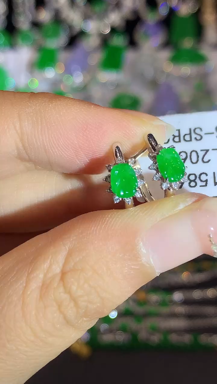 18K金镶嵌翡翠耳饰多样性发其一