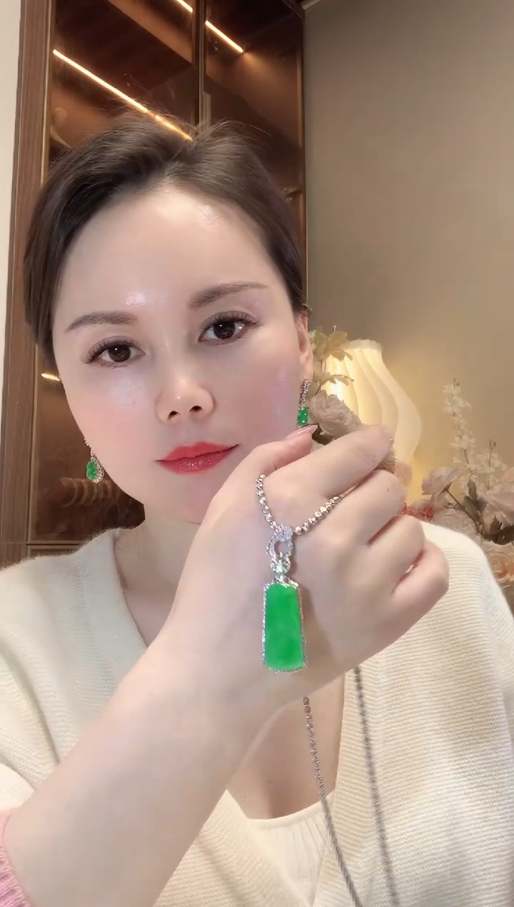 【闪购商品】翡翠吊坠(不含链)18K金镶嵌D17 