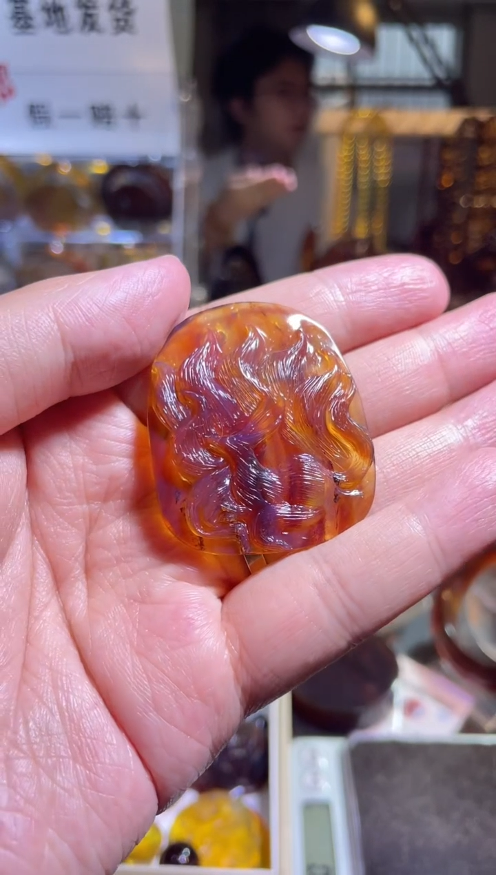 未镶嵌琥珀裸石九尾狐 灵草珀