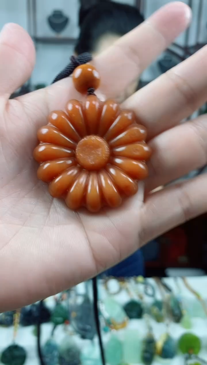 未镶嵌岫玉颈饰太阳花微瑕疵