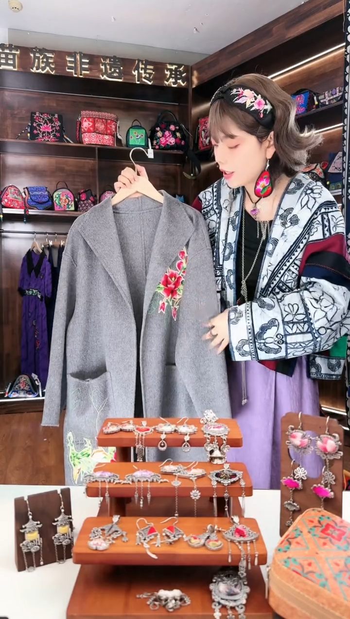 【闪购商品】织绣L24蚩梦苗族古绣