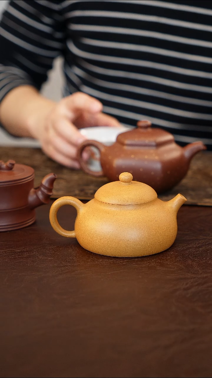 紫砂壶黄金段泥半月壶1