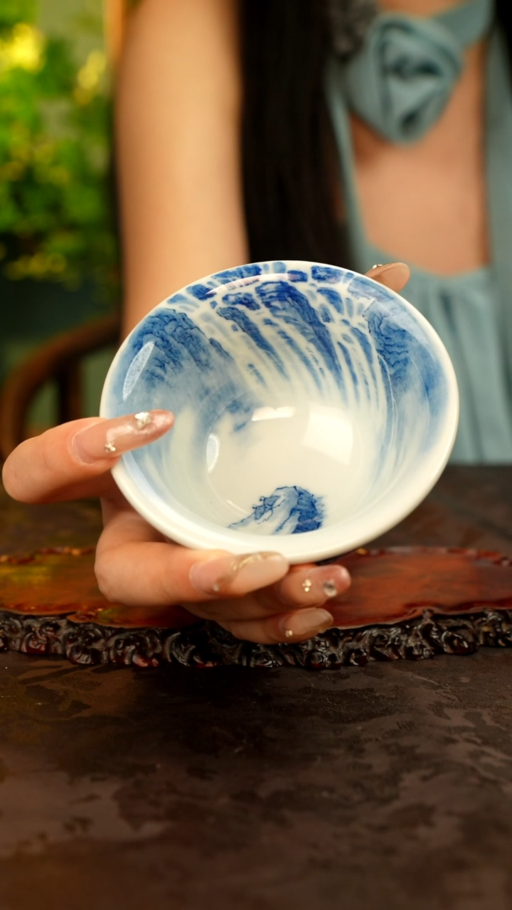 青花手绘山水瀑布主人杯