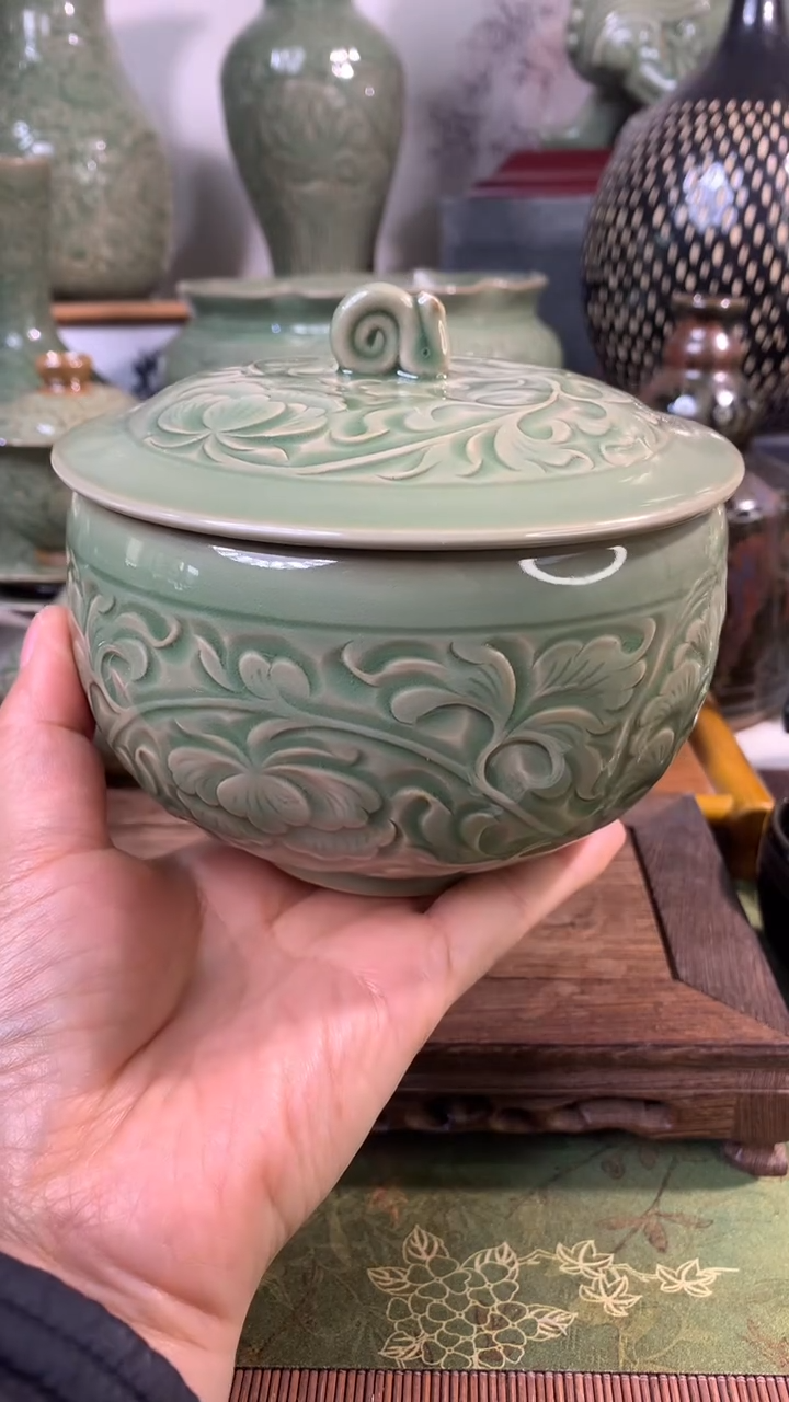 现代耀州窑青瓷刻花缠枝牡丹盖盒口径12.5CM一只