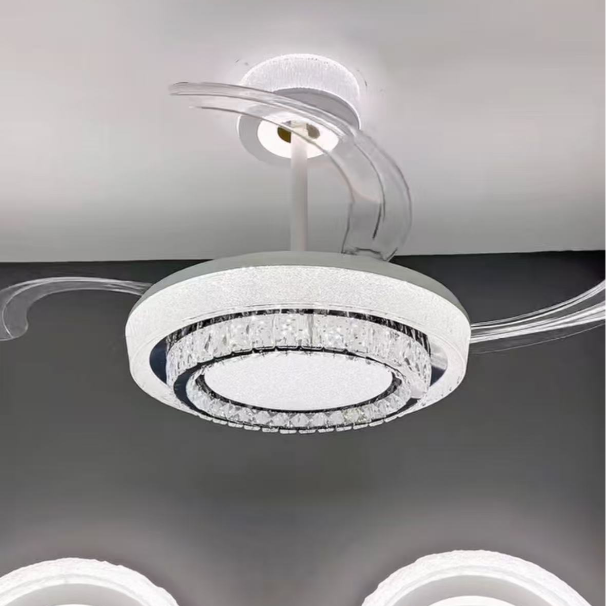 2025新款轻奢现代高级感卧室餐厅大风力隐形风扇灯家用一体吊扇灯