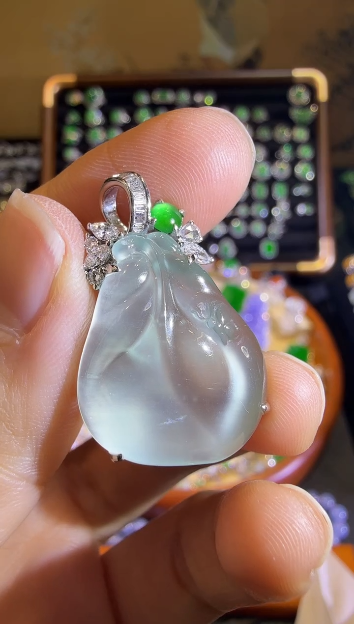 【闪购商品】翡翠吊坠(赠链)18K金镶嵌玻璃种木纳瓜