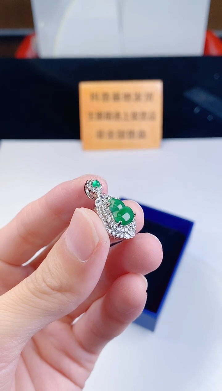 颈饰未镶嵌翡翠 