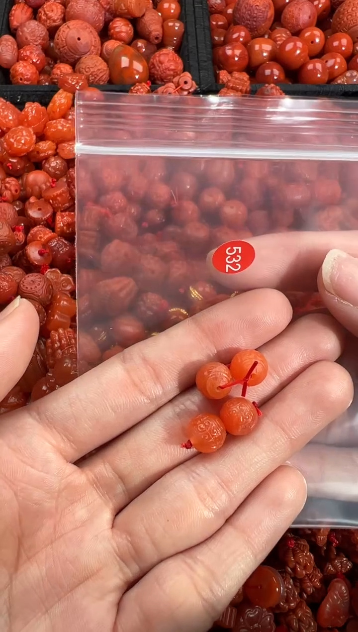 南红玛瑙未镶嵌颈饰1