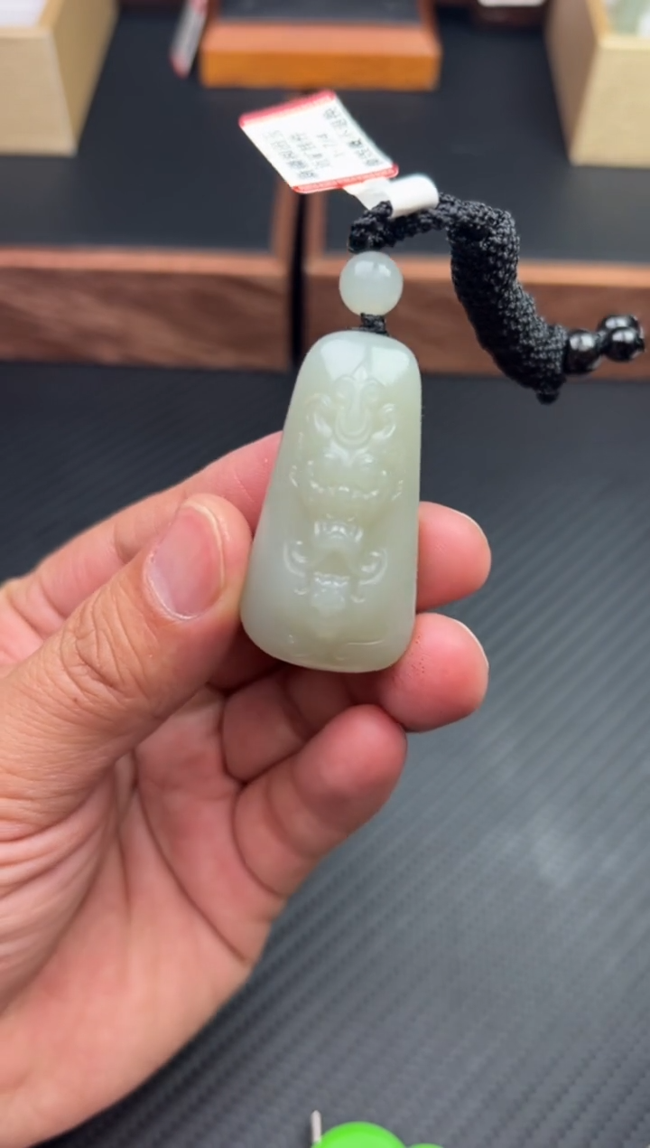 【闪购商品】和田玉吊坠(赠链)未镶嵌且末微色差近矿