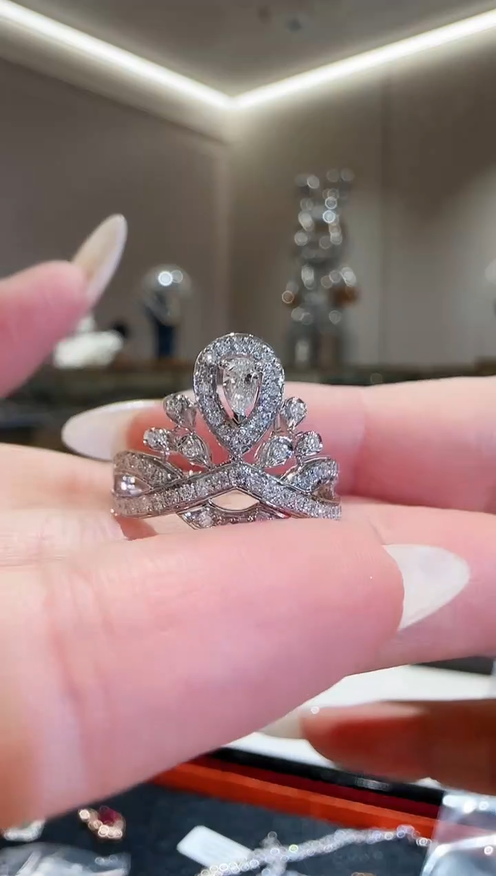 戒指18K金镶嵌钻石满钻皇冠戒指备注圈号