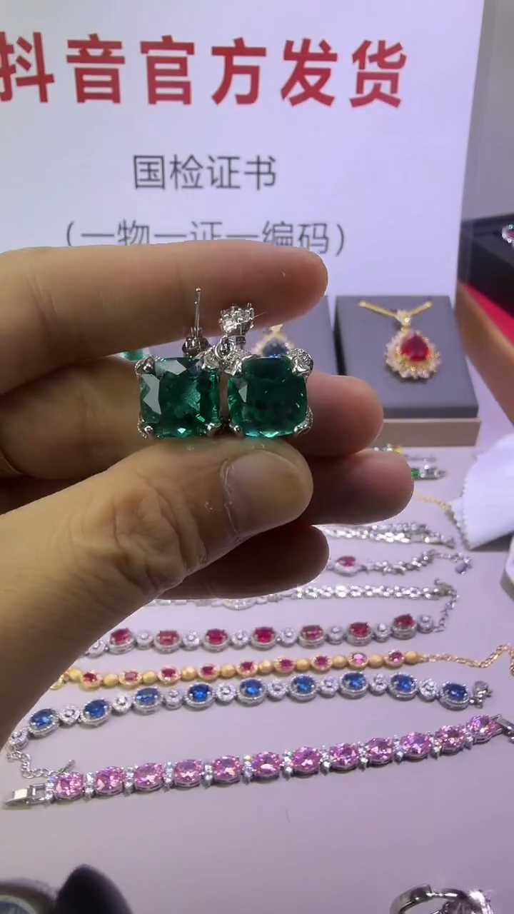 18K金镶嵌耳钉祖母绿112