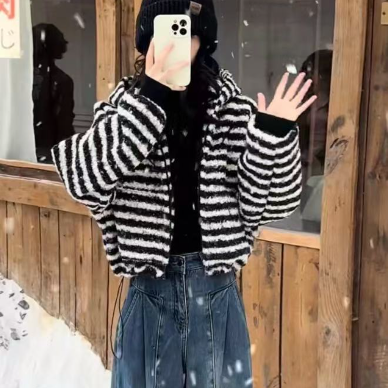 1056【复合bb绒】冬季款松弛感短连帽条纹外套女休闲慵懒毛绒感外套